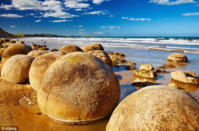 Điển hình là bãi đá Moeraki ở New Zealand, còn được gọi là “Những quả dưa hấu của nhà tiên tri Elijah”.