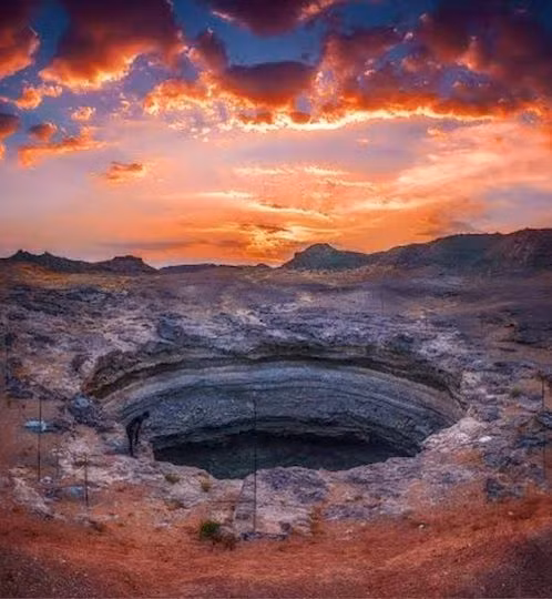 Nhóm thám hiểm từ Oman đã lần đầu tiên thám hiểm “giếng địa ngục” và không tìm thấy bất kỳ thần thánh hay cửa vào địa ngục nào dưới đáy hố. Thay vào đó, họ đã tìm thấy thác nước, măng đá và ngọc trai trong hang động. Điều này có thể giải thích mùi hôi thối mà người ta ngửi thấy khi đứng bên trên mặt đất, chứ không phải do quỷ dữ như truyền thuyết địa phương đồn thổi.