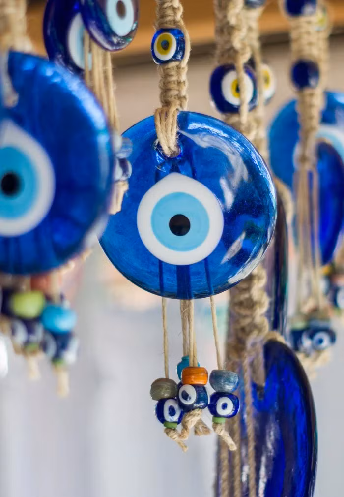 Ví dụ, Con mắt Horus ở Ai Cập, bùa Hasam ở Bắc Phi và Trung Đông, và bùa Mano fico, Mano cornuto ở Ý. Các bùa hộ mạng ở Hy Lạp và Thổ Nhĩ Kỳ thường có hình con mắt bằng thủy tinh xanh. (Ảnh: latelita)