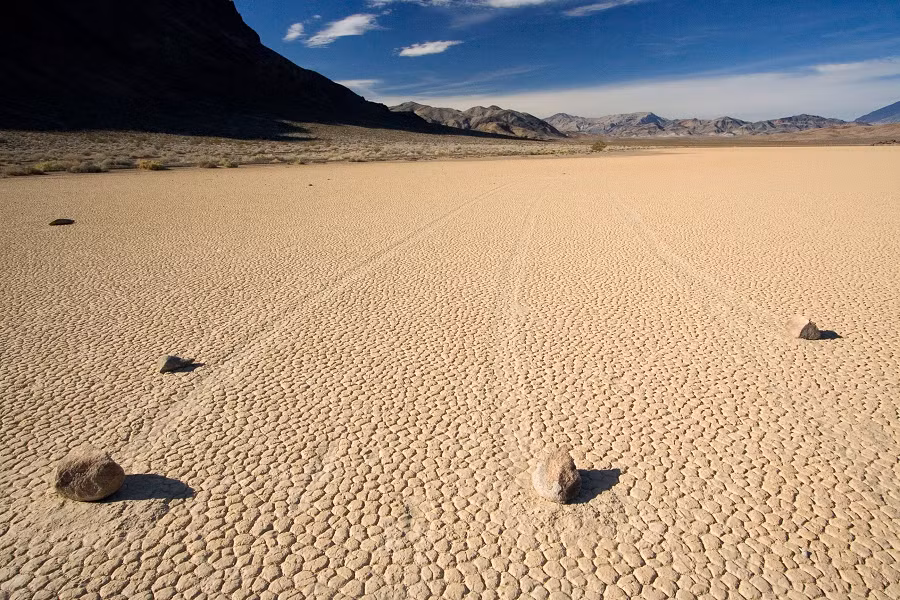 Hàng tháng, thậm chí có khi hàng năm, các hòn đá tại Racetrack Playa dịch chuyển khỏi vị trí ban đầu, di chuyển một khoảng cách từ vài mét đến hàng chục mét. Điều đáng kinh ngạc là không ai từng thấy trực tiếp sự di chuyển của chúng.
