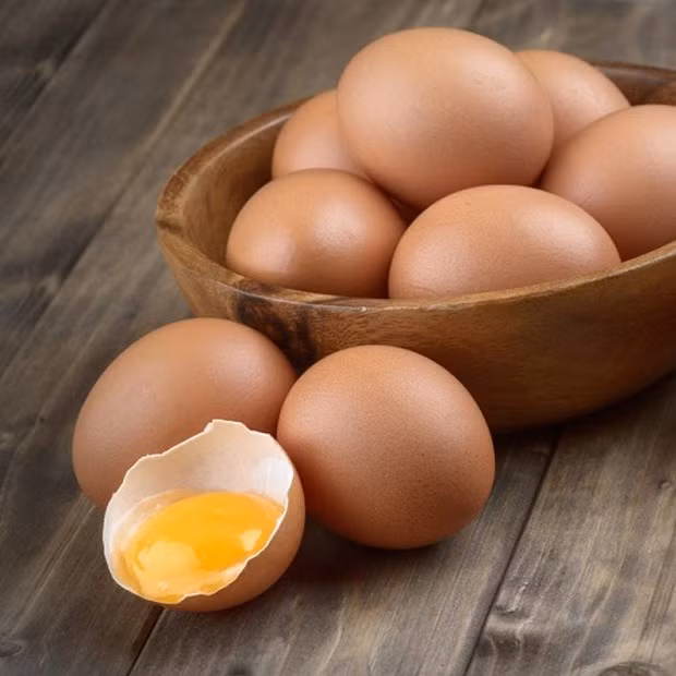 Trứng nâu có hàm lượng omega-3 (một loại axit béo tốt cho sức khỏe) cao hơn trứng trắng. Tuy nhiên, chênh lệch này rất nhỏ và bạn cần ăn hàng nghìn quả trứng mới thấy tác dụng.