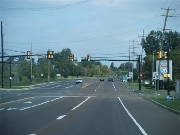 2. Đường Kelly, Mỹ: Kelly Road, nằm trong khu rừng rậm rạp và kì quái tên Mystery Mile, là một trong những con đường ma ám đáng sợ. Động vật đi qua đây thường trở nên bất thường và điên loạn. Người ta cũng thấy một cậu bé tái nhợt phát sáng đi lang thang trên đường. Nhiều người tin rằng những hành động đen tối và yêu thuật đã nguyền rủa vùng đất này.