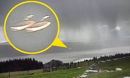 Vat thẻ lạ giong UFO xuat hien ỏ ho Loch Ness