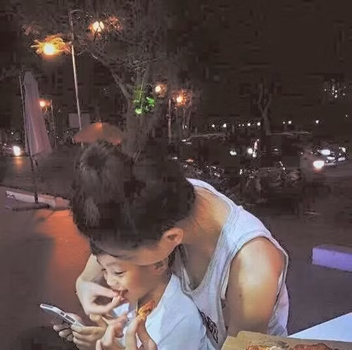 Hồ Ngọc Hà giản dị bên con trai. Trước đó, cùng với trang phục trên, một người bạn của Hồ Ngọc Hà cũng đã chia sẻ hình ảnh cô sinh nhật sớm với con trai cùng lời chúc: "Sinh nhật tại lớp của anh ấy. Anh ấy thích bánh sinh nhật hình wall E và minions. Các bạn nhỏ thích thú và ngạc nhiên. Chúc Subeo ăn thật nhiều, chóng lớn, ngoan ngoãn, thông minh học thật giỏi nhé. Thêm một tuổi nữa rồi... anh ấy của tôi".