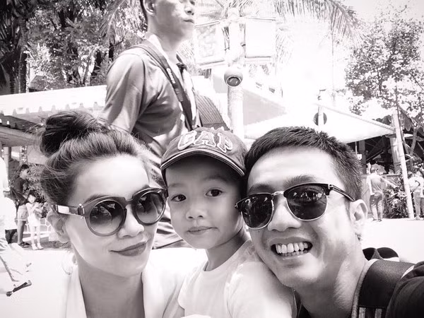 Tuy nhiên, cư dân mạng cũng nhanh chóng nhận ra trong những hình ảnh Cường Đô la chia sẻ có hình ảnh của Hồ Ngọc Hà đang ôm Subeo. Hình ảnh được đăng tải giữa tin đồn cặp đôi đã "đường ai nấy đi" khiến cư dân mạng xôn xao.