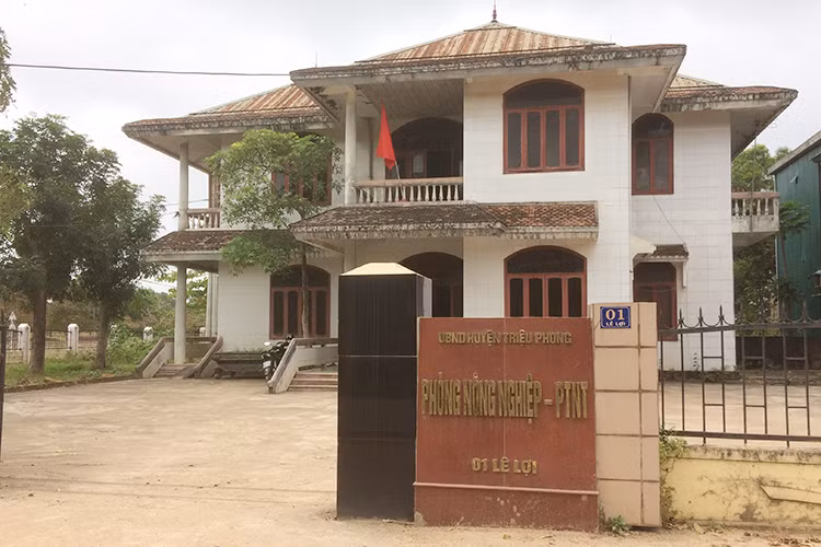 Trong giai đoạn 2013- 2017, ông Võ Ngọc Khoa đã thực hiện việc giao đất ở, đất kinh doanh, cho thuê ki ốt tại chợ Thuận và thu tiền chờ làm thủ tục giao đất của người dân trái quy định. Số tiền sai phạm gần 4 tỷ đồng, để ngoài sổ sách và sử dụng không đúng quy định. Bên cạnh đó, ông Khoa còn đồng ý cho thôn Đại Hào, xã Triệu Đại giao đất ở thôn và thu tiền trái quy định pháp luật về đất đai, quản lí tài chính với số tiền gần 1,5 tỷ đồng.