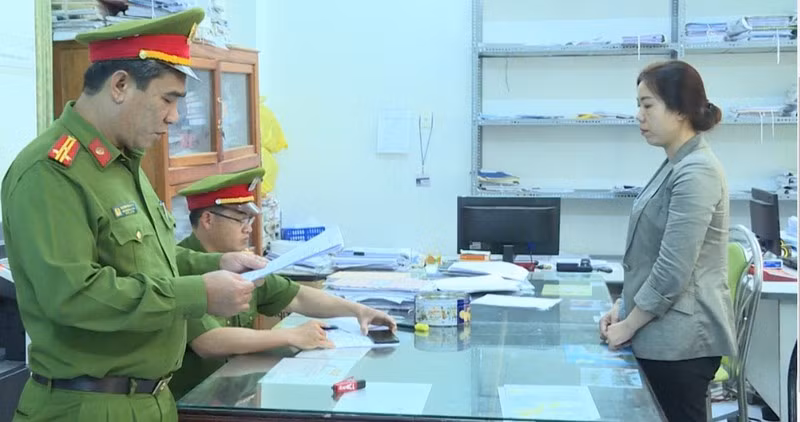 Vụ án này liên quan đến bị cáo Nguyễn Tài, nguyên Chủ tịch UBND huyện Đông Hòa cùng 15 thuộc cấp cố ý làm trái việc đền bù, giải phóng mặt bằng tại dự án Nhà máy lọc hóa dầu Vũng Rô, gây thiệt hại ngân sách 9,2 tỷ đồng. Trước đó, bị cáo Nguyễn Tài đã bị TAND tỉnh Phú Yên tuyên án 12 năm tù. 