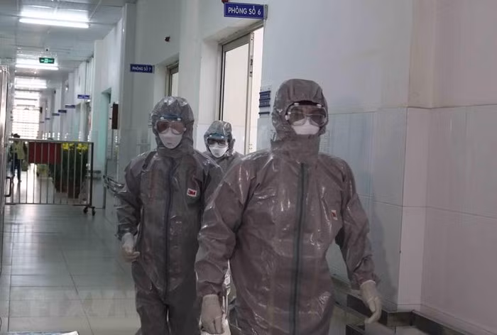 Các bác sỹ Bệnh viện Chợ Rẫy TP HCM mặc trang phục bảo hộ trước khi vào khu vực cách ly bệnh nhân. (Ảnh: TTXVN) 