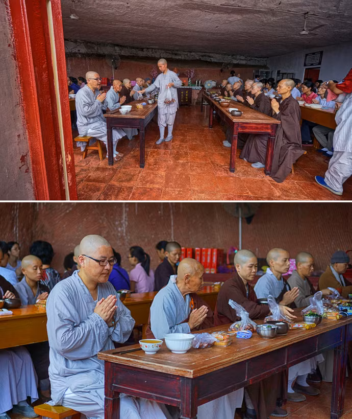 Giờ dùng bữa cơm chay buổi trưa của các nữ tu.