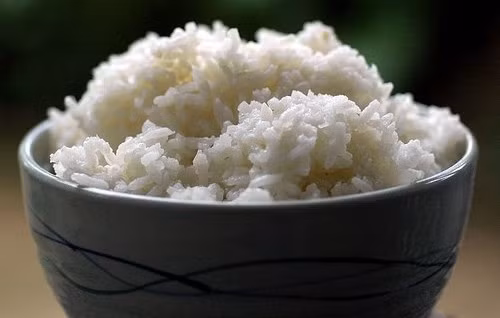 Khi cơm nguội được rang lên hay hâm nóng lại thì đều bị biến chất và có khả năng gây ngộ độc. Nguyên nhân cơm có chứa nhiều tinh bột. Nếu hâm nóng lại cơm nở ra cuối cùng biến thành dạng bột hồ, sẽ ảnh hưởng đáng kể đến tiêu hóa.