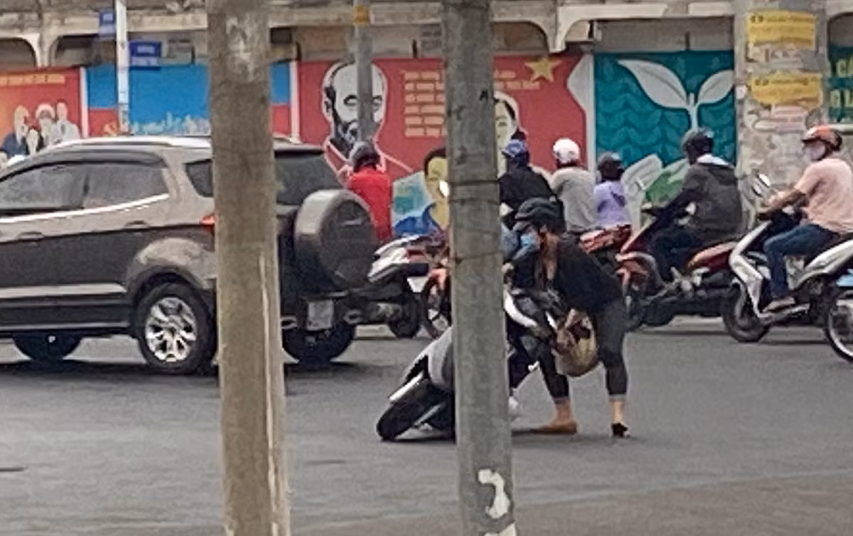 Mua “vang” xoi xa, duong pho Sai Gon thong thoang du gio cao diem-Hinh-5