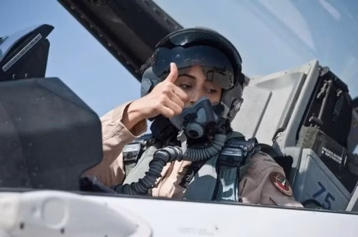 Thiếu tá Mariam Al Mansouri, nữ phi công lái chiến đấu cơ đầu tiên của UAE và là chỉ huy chiến dịch không kích IS của Không quân UAE. Ảnh : Không quân UAE