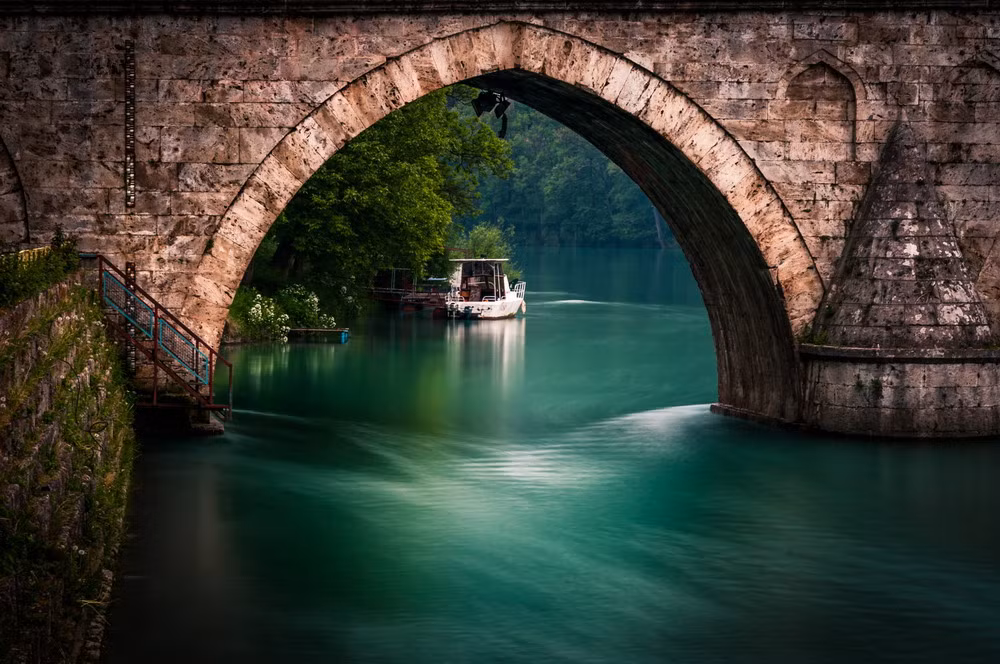 Trong cuộc chiến tranh Bosnia và Herzegovina, cây cầu này là nơi diễn ra cuộc thảm sát Visegrad chấn động thế giới trong cuộc nội chiến Nam Tư năm 1992.