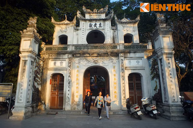2. Tọa lạc trên đường Thanh Niên, Hà Nội, đền Quán Thánh (tên chữ là Trấn Vũ Quán) là ngôi đền cổ có quy mô to lớn và đẹp bậc nhất Hà Nội. Đây cũng là một trong Thăng Long Tứ Trấn - bốn ngôi đền thiêng trấn giữ bốn phía thành kinh thành Thăng Long xưa.