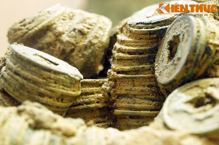 Theo cách tính đương thời, mỗi thù nặng khoảng 0,646 gram, mỗi đồng tiền ngũ thù tương đương 3,23 gram. Con số này có thể sai lệch ít nhiều theo từng triều đại.