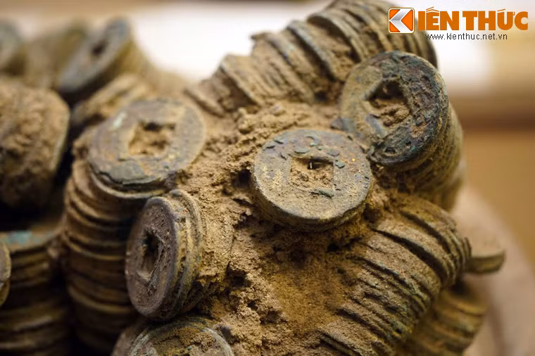 Chủ nhân của chúng có thể là những quan lại quý tộc người Hán hoặc đại gia Việt có của cải, địa vị trong xã hội thời đó.