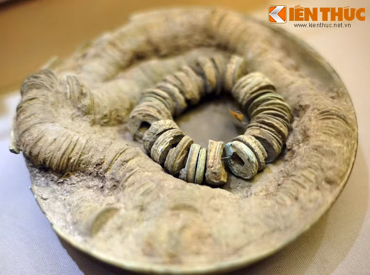 Những xâu tiền này có niên đại vào khoảng thế kỷ 2-3 sau Công nguyên.