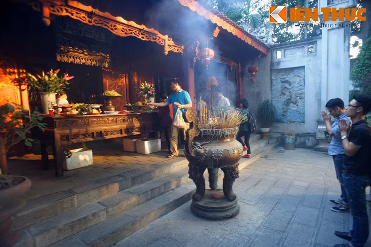 Theo nhà nghiên cứu Vũ Tam Lang, ban đầu đền nằm ở một vị trí khác và được di dời về phía hồ Tây trong đợt mở rộng Hoàng thành Thăng Long năm 1474 của vua Lê Thánh Tông.
