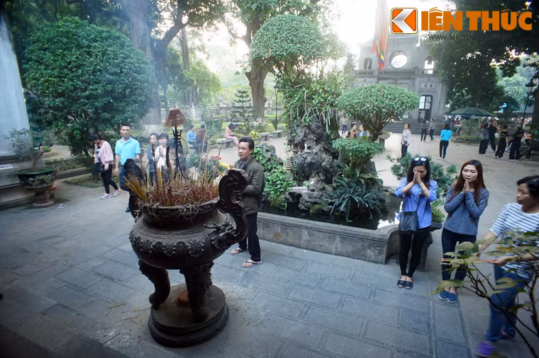 Đền Quán Thánh nằm bên cạnh Hồ Tây, cùng với chùa Kim Liên và chùa Trấn Quốc tạo nên sự hài hoà trong kiến trúc cảnh quan và trong văn hoá tín ngưỡng đối với cả khu vực phía Tây Bắc của Hà Nội.