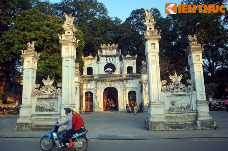 Tọa lạc trên đường Thanh Niên, Hà Nội, Đền Quán Thánh (tên chữ là Trấn Vũ Quán) là ngôi đền cổ có quy mô to lớn và đẹp bậc nhất của kinh thành Thăng Long xưa.