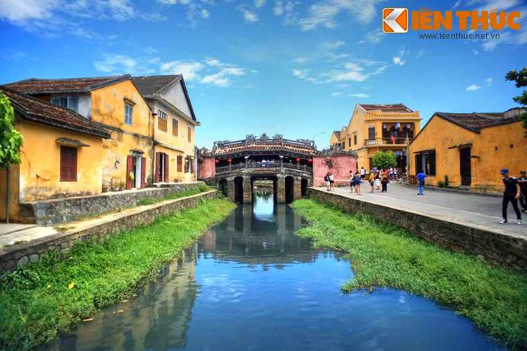 Ít ai biết rằng Chùa Cầu nổi tiếng của phố cổ Hội An chính là nơi thờ khỉ độc nhất vô nhị của Việt Nam. Nằm ở trung tâm khu đô thị cổ Hội An, tỉnh Quảng Nam, Chùa Cầu Hội An, còn có tên gọi Cầu Nhật Bản hay Lai Viễn Kiều là công trình kiến trúc độc đáo và nổi tiếng bậc nhất của Di sản thế giới này.