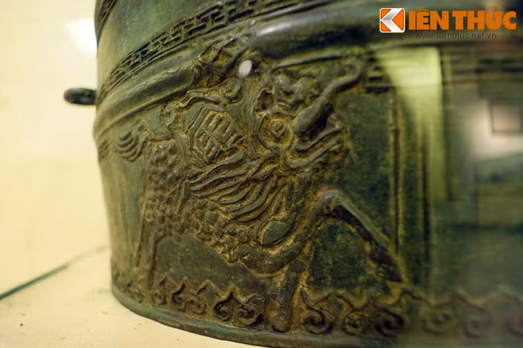 Hình kỳ lân trên trống.