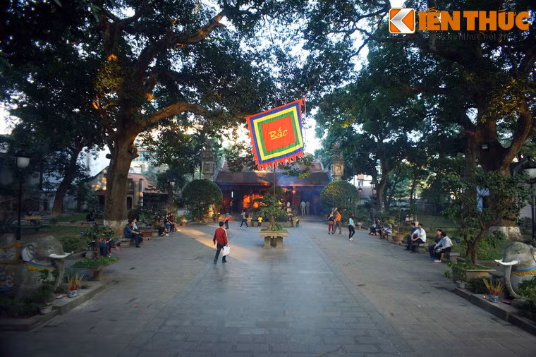Tương truyền đền Quán Thánh có từ đời Lý Thái Tổ (1010 - 1028). Ban đầu đền nằm ở một vị trí khác và được di dời về vị trí hiện tại từ năm 1474, thời vua Lê Thánh Tông. Diện mạo ngày nay của đền về cơ bản có từ đợt tu sửa vào năm 1836 - 1838 dưới thời vua Minh Mạng.