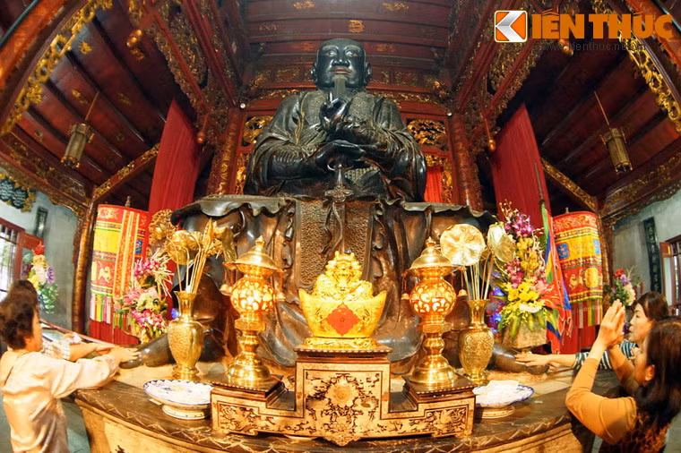 Ngôi chính điện (bái đường) của đền là nơi đặt tượng thần Huyền Thiên Trấn Vũ được đúc bằng đồng đen vào năm 1677, đời Lê Hy Tông. Đây là một công trình nghệ thuật độc đáo, đánh dấu kỹ thuật đúc đồng và tài nghệ của các nghệ nhân Việt Nam cách đây 3 thế kỷ.