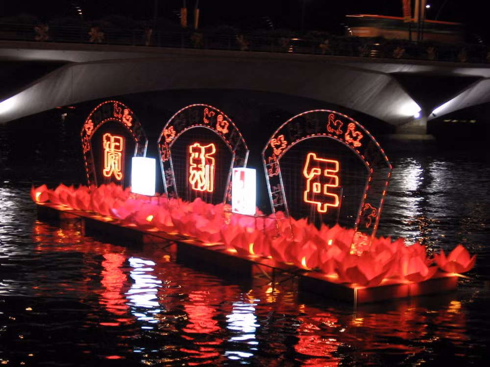 Lễ hội lớn thứ hai ở đảo quốc này là lễ hội Singapore River Hongbao - một sự kiện văn hóa thường bắt đầu từ năm 1987. Sự kiện này thường được tổ chức tại Công viên Esplanade lộng lẫy bên bờ sông với một chuỗi những hoạt động giải trí dành cho trẻ em, người lớn và cả người già, tạo nên một sân chơi lí tưởng cho cả gia đình.