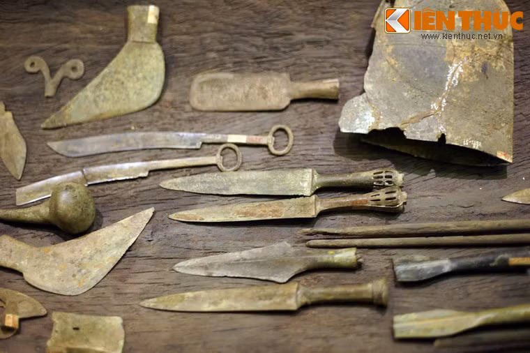 Đồ tùy táng trong mộ gồm có công cụ lao động và vũ khí chiến đấu như rìu, giáo, lao, dao găm, kiếm, dùi, đục, giũa... Đồ dùng sinh hoạt có: thố, thạp, âu, đỉnh, bình, ấm, muôi… Nhạc khí có: chuông đồng, trống đồng, nhạc đồng…