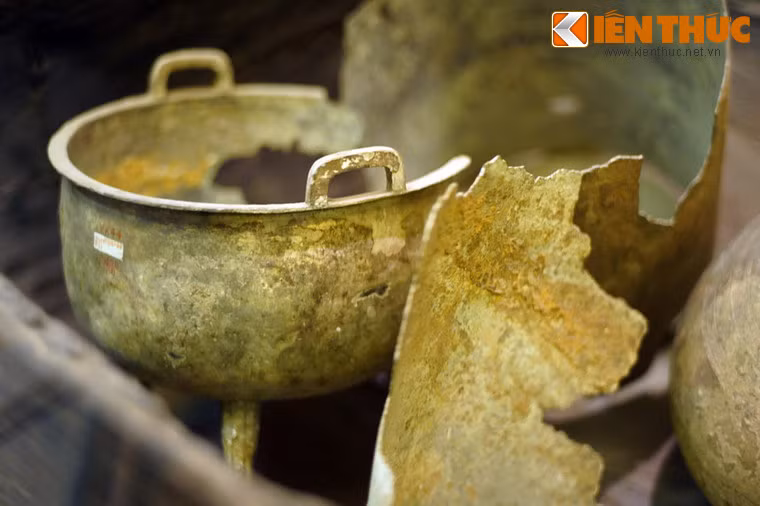 Trong các khu mộ thuyền Đông Sơn từng được phát hiện, chỉ duy nhất mộ Việt Khê có phát hiện trống Đông Sơn. Trống Việt Khê đã bị vỡ chỉ còn lại một phần tang và mặt trống, dù vẫn có nhiều giá trị nghiên cứu được.