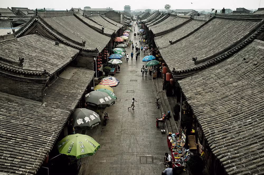 Trên con đường Nanda nay đổi tên thành đường Minh-Thanh là nơi ra đời những ngân hàng đầu tiên của nhà nước Trung Hoa. Đặc biệt những ngân hàng này chính là những ngân hàng đầu tiên sử dụng "séc" thay tiền giấy, đã giúp cho các thương gia đi lại buôn bán không phải mang theo những nén bạc nặng nề trong người.