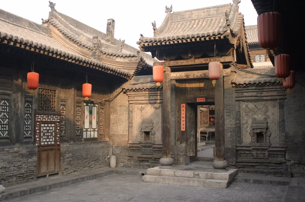 Trong bố cục kiến trúc của thành thể hiện sắc thái kiến trúc nhà ở truyền thống của dân tộc Hán. Cửa hiên xây dựng men theo phố, đại bộ phận nhà ở theo hình thức tứ hợp viện, xây gạch lợp ngói và kết cấu gỗ.