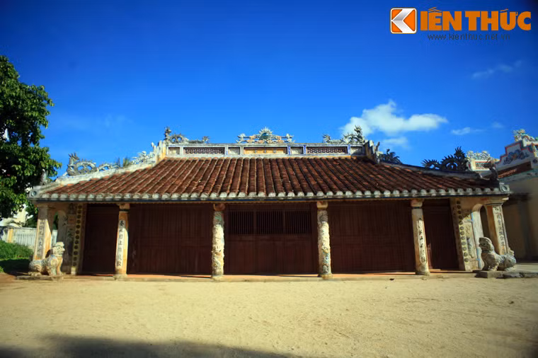 Về tổng thể, đình có kết cấu hình chữ tam (三) gồm tiền đường, chính điện và hậu tẩm (đình hạ, đình trung và đình thượng) bố trí trên trục Đông Nam – Tây Bắc, quay mặt ra biển, sau lưng là ngọn núi Thới Lới.
