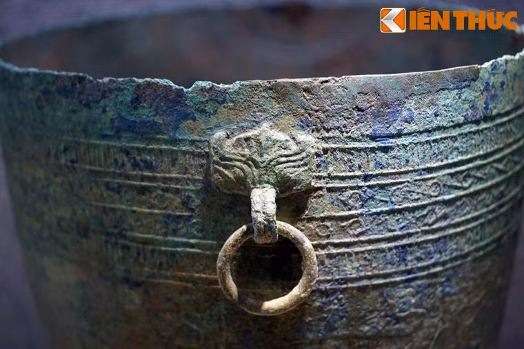 Hình Thao thiết đúc nổi trên tai thạp đồng, khoảng thế kỷ 2 TCN - 2 SCN. Theo truyền thuyết, Thao thiết là con vật ham ăn vô độ đến mức xơi cả cơ thể mình. Vì vậy, hình ảnh Thao thiết chỉ là phần đầu với hai chân trước. Linh vật này tượng trưng cho sự no đủ, bền vững.