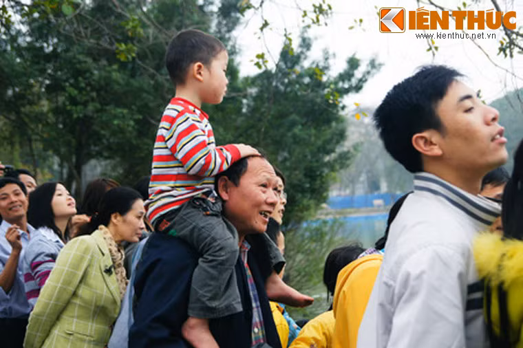Trẻ em không leo được thì ngồi trên lưng người lớn.