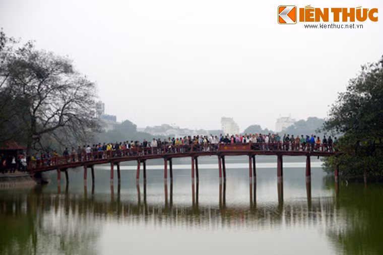 Cầu Thê Húc trông thật mong manh khi cả trăm người tràn lên để xem rùa.