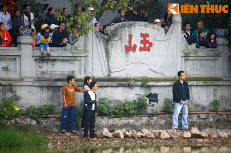 Du khách trong đền Ngọc Sơn cũng không bỏ lỡ cơ hội.