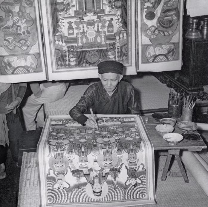 Nghệ nhân tranh Hàng Trống tô màu lên bức tranh "Tứ Phủ", Hà Nội năm 1953.