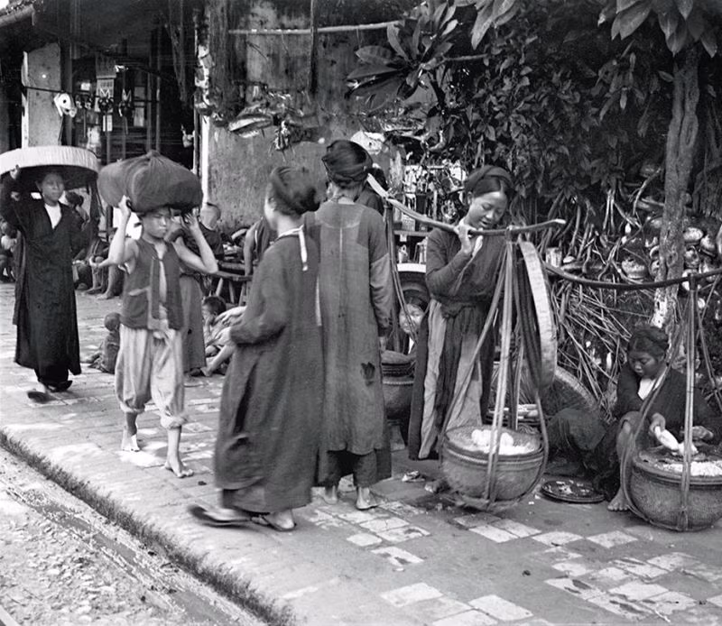Trên một con phố thương mại tại Hà Nội khoảng năm 1922.
