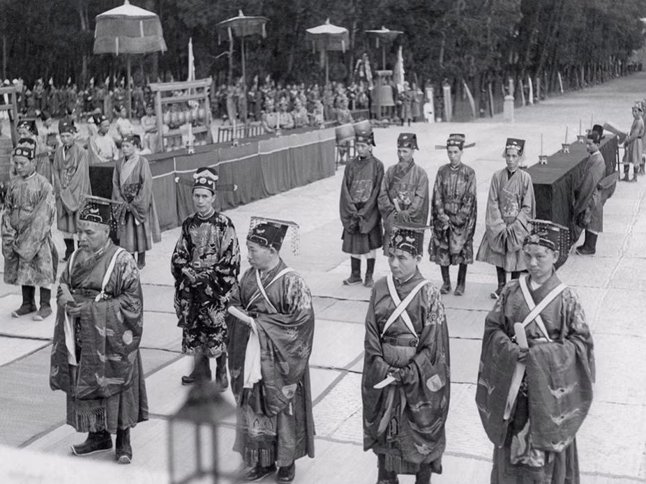 Các quan bồi tự, trợ tế trong lễ tế đàn Nam Giao ở Huế năm 1939.
