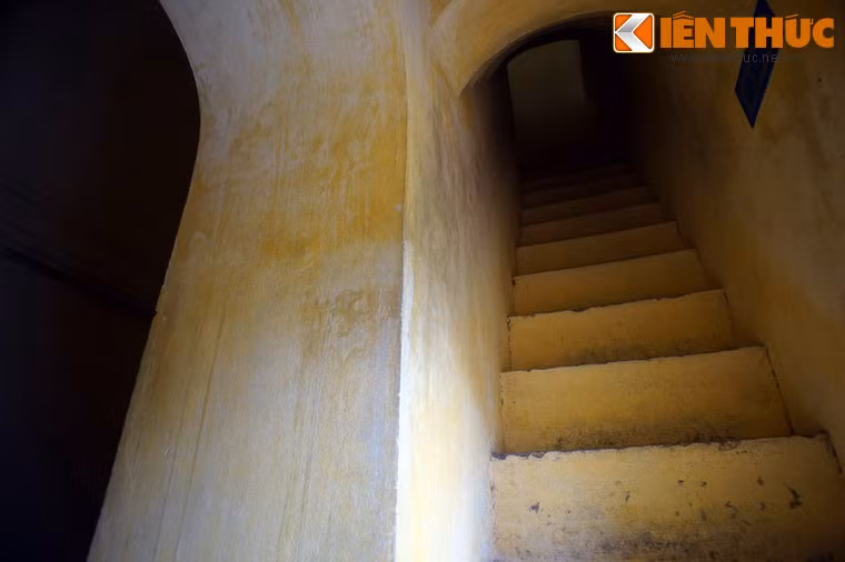 Ngay sát hai cửa ra vào phía trước Hậu Lâu là hai cầu thang dẫn lên tầng lầu thứ hai.