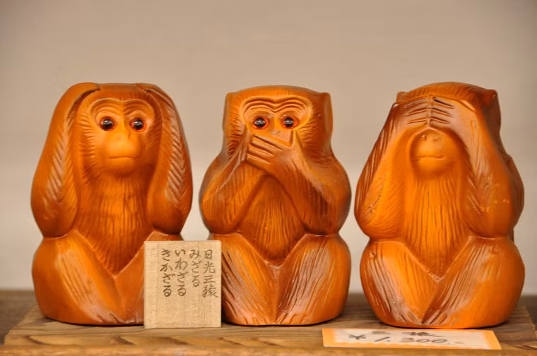 "Bộ khỉ tam không" thể hiện hình ảnh ba con khỉ bịt tai, bịt mắt và bịt miệng, mang những triết lý sâu xa về sự tu tâm dưỡng tính của con người.