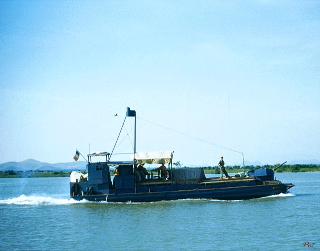Tàu tuần tra của quân Pháp.
