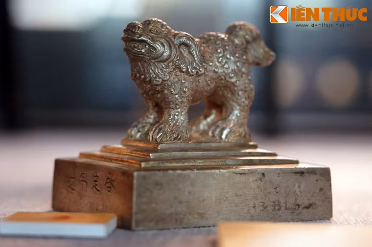 Tượng sư tử/ nghê trên ấn làm bằng bạc thời Nguyễn, thế kỷ 19 - 20, nằm trong bộ sưu tập hiện vật cung đình triều Nguyễn.
