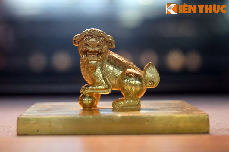 Tượng sư tử/ nghê trên ấn "Đại Việt quốc Nguyễn chúa vĩnh trấn chi bảo" bằng vàng, thời Lê Trung Hưng, niên hiệu Vĩnh Thịnh thứ 5 (1709).