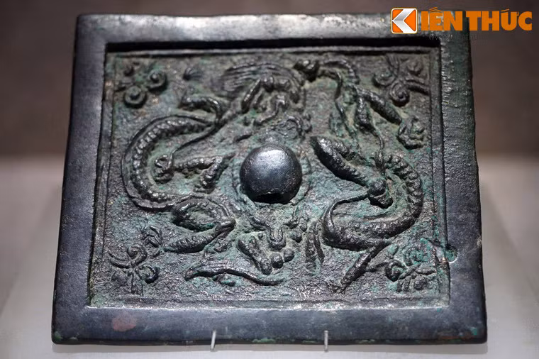 Hình rồng trang trí trên gương đồng, thế kỷ 1-3. Hiện vật khai quật tại Thiệu Dương, Thanh Hóa. Trong văn hóa Việt, con rồng là linh vật đứng đầu trong tứ linh (long, lân, quy, phụng), được coi là nguồn gốc của người Việt theo truyền thuyết con Rồng cháu Tiên. Trong các triều đại phong kiến, con rồng là biểu tượng quyền lực của các vị vua Việt.