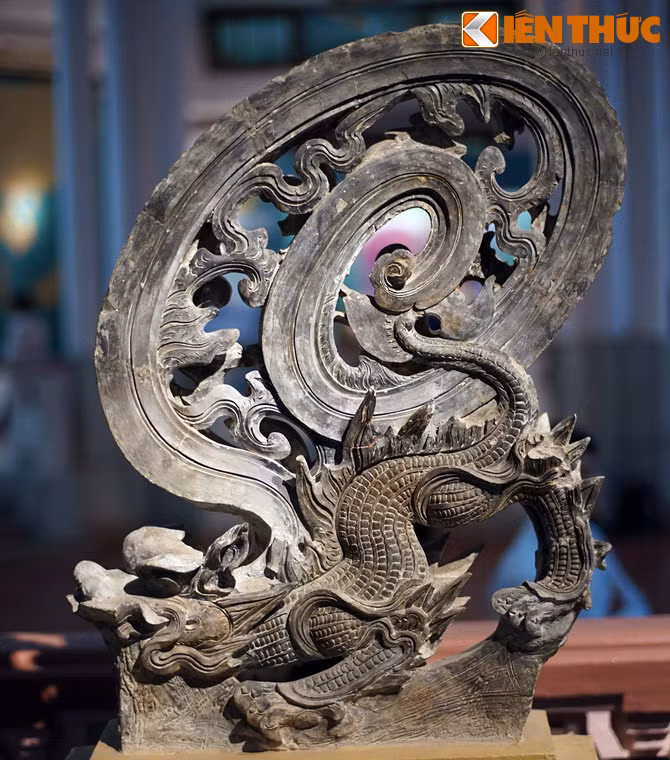 Tượng si vẫn (con kìm) bằng đất nung thời Lê Trung Hưng, thế kỷ 17 - 18. Theo truyền thuyết, si vẫn là động vật biển có đuôi cong trong, đập sóng thì mưa xuống. Bởi vậy người xưa thường đặt nó trên nóc mái các công trình kiến trúc với ý nghĩa phòng ngừa hỏa hoạn. Ở Việt Nam, nó còn được gọi là con kìm, được thể hiện dưới nhiều hình thức khác nhau như đầu rồng đuôi cá, đầu rồng đuôi si...