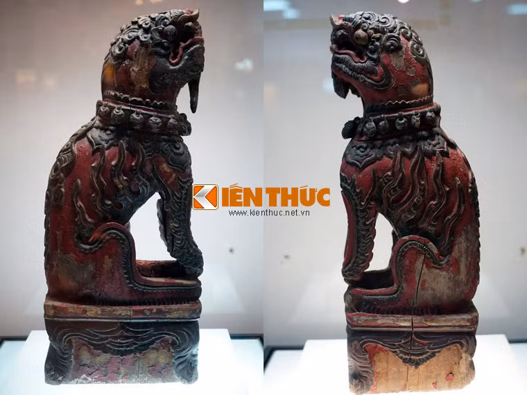 Tượng sư tử/ nghê chầu bằng gỗ sơn thiếp, thời Lê Trung Hưng, thế kỷ 17 - 18. Trong văn hóa Việt, con nghê là biến thể từ sư tử và chó dữ, là biểu tượng của sức mạnh, thường được dùng làm linh vật trấn giữ trước cổng đình chùa hoặc trang trí trên các đồ vật thể hiện quyền uy.