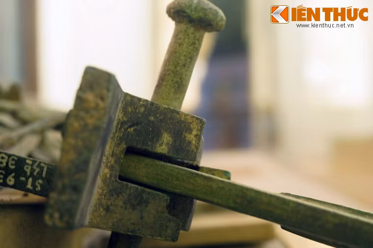 Trong các cuộc khai quật ở Việt Nam, giới khảo cổ đã tìm thấy những chiếc lẫy nỏ bằng đồng có kết cấu rất phức tạp, được làm từ nhiều bộ phận đúc rời.